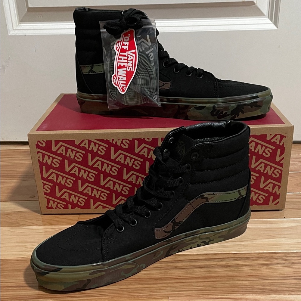 Vans Men's Black and Camouflage Sneakers